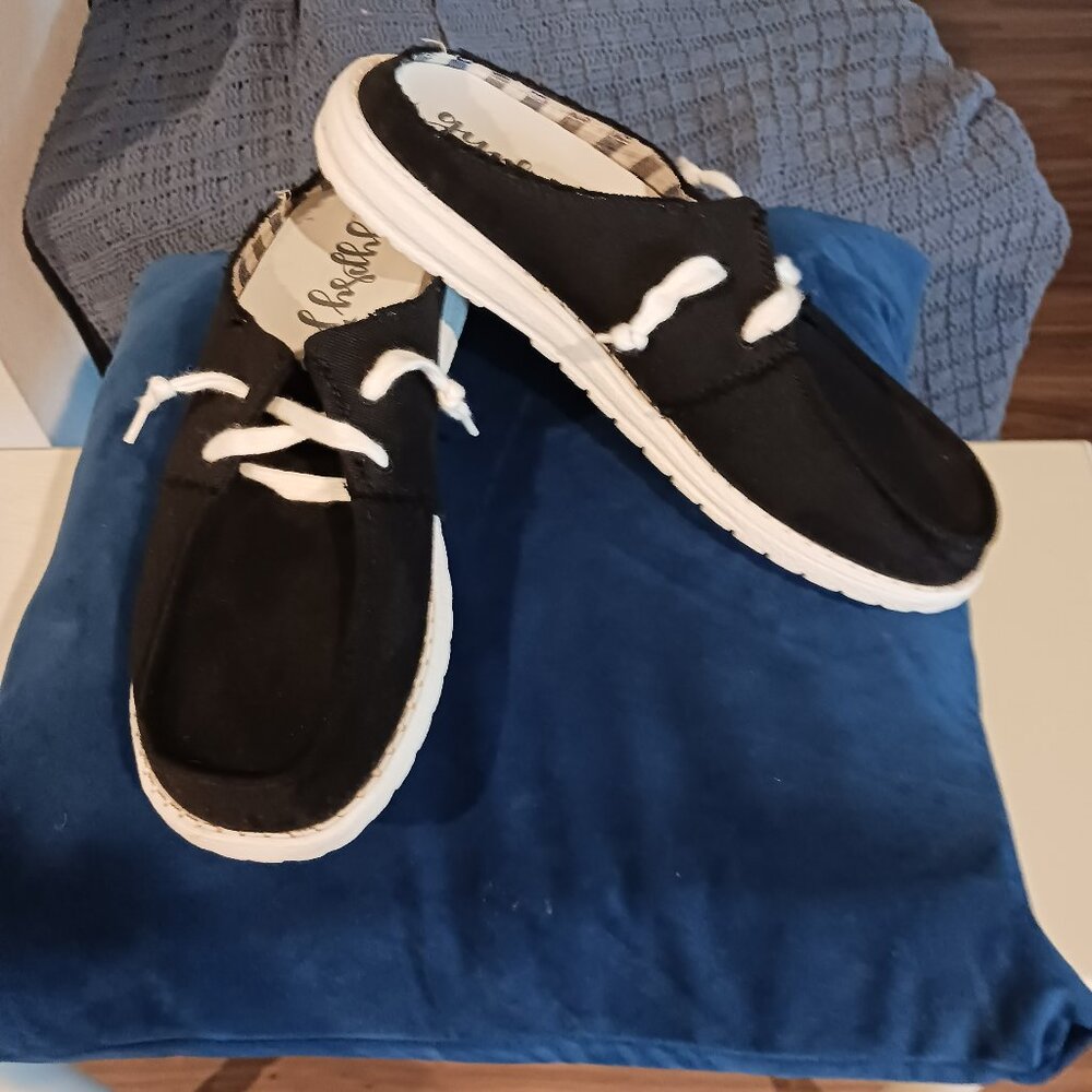 BLACK TENNIS SLIP ON SHOES SIZE 9